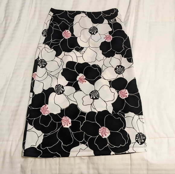 RAMPAGE stretchy floral pencil skirt w/ a slit up the left side size Extra small - Picture 1 of 7